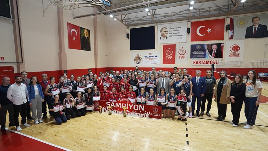 OSF VOLEYBOL YILDIZ KIZLAR’DA ŞEHİT ŞERİFE BACI ORTAOKULU İL BİRİNCİSİ OLDU