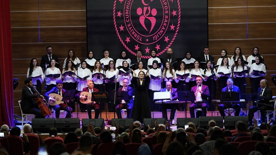 GENÇLİK KOROSU’NDAN UNUTULMAZ TÜRK SANAT MÜZİĞİ KONSERİ