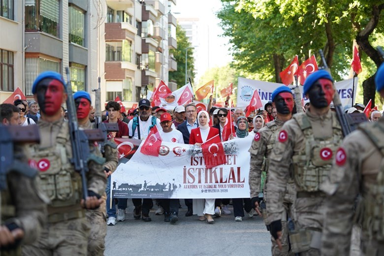 ATATÜRK VE İSTİKLAL YOLU YÜRÜYÜŞÜ GURURLA TAMAMLANDI